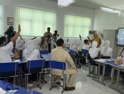 TEROBOSAN DIGITAL! Prabowo Tinjau Langsung Smartboard di SMPN 4 Bekasi