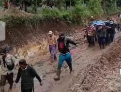 Viral Vidio Warga Gotong Jenazah di Jalan Rusak