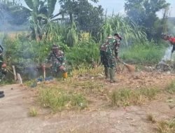 TNI-Polri dan Warga Kerinci Kompak Bersihkan Lapangan Bola