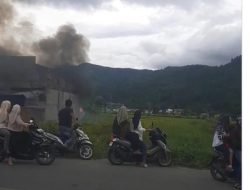 Asap Hitam Selimuti Jalan Depati Parbo, Sebuah Rumah di Belakang Ruko Ludes Terbakar
