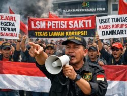 ‎LSM Petisi Sakti Gelar Demo, Desak Kejari Tetapkan tersangka, Damkar Kota Sungaipenuh