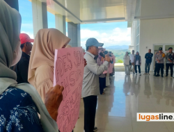 Geruduk Kantor Bupati, Ratusan Warga Semerah Desak Hentikan Kepala Desa